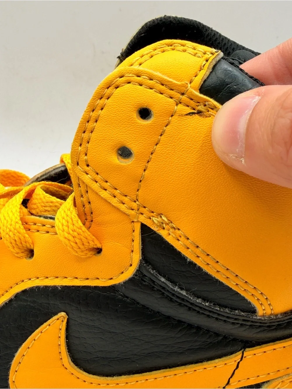 AIR JORDAN 1 RETRO HIGH OG POLLEN BLACK YELLOW MEN’S SIZE 9.5 555088-701